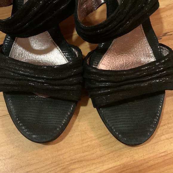 Sofft 9.5 black leather two strap sandals slide 4” high heels shimmery sexy EUC - Picture 11 of 14